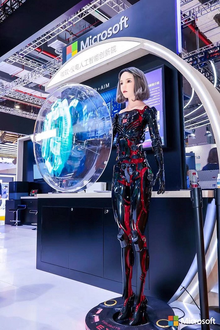 有溫度、有表情，未來舞臺的智慧新聲——進博會上的主持與講解機器人